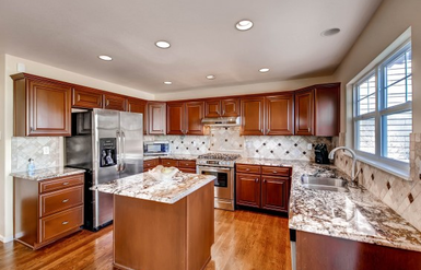 Натяжные потолки на кухне